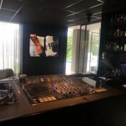 Ambiente de boate com vídeo wall, câmeras para Live e equipamentos profissionais de DJ.